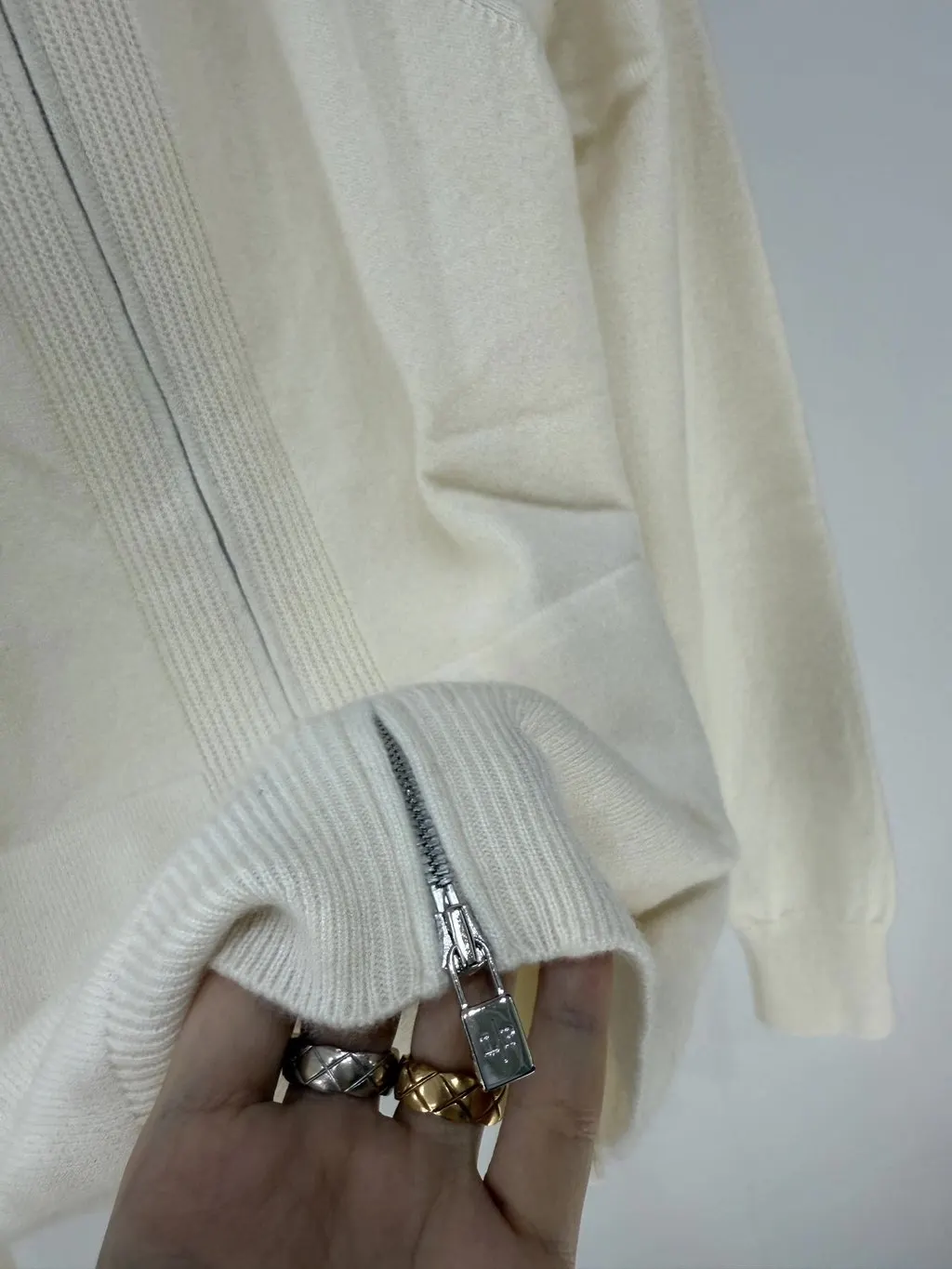 Loro Piana Ecru Cashmere Knitwear Ecru Cashmere Very good - Model View