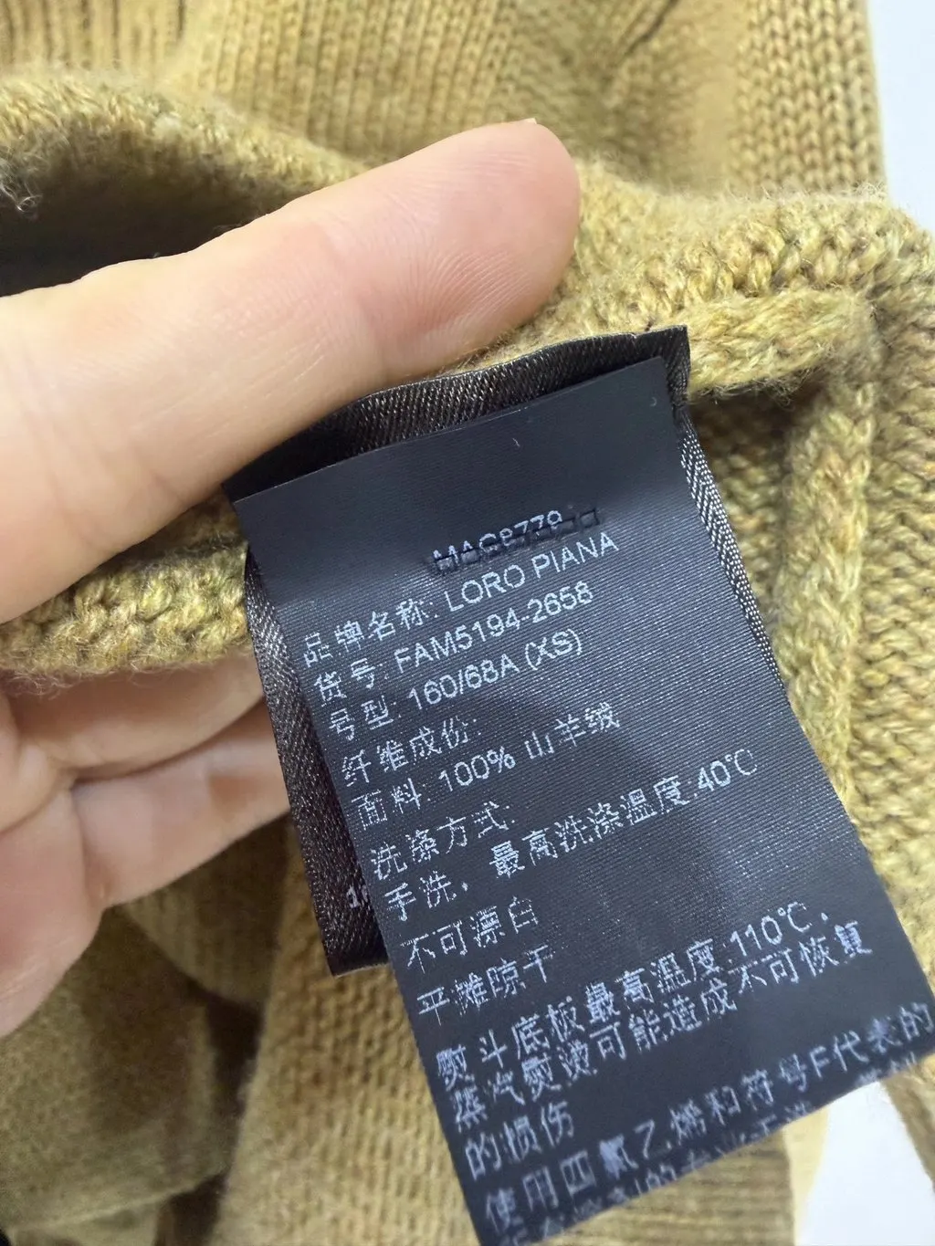 Loro Piana Parksville Yellow Cashmere Knitwear Yellow Cashmere Never worn - Model View