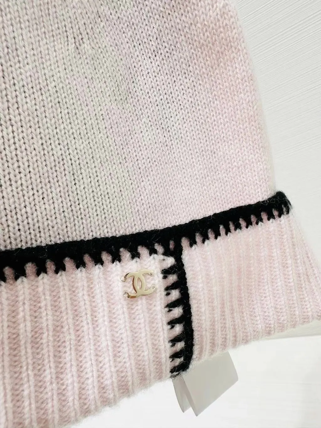 Chanel Pink Wool Hat Pink Wool Never worn - Model View