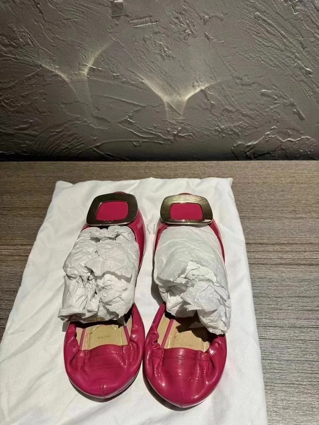 Roger Vivier Pink Suede Flat Shoes Pink Suede Very good - Model View