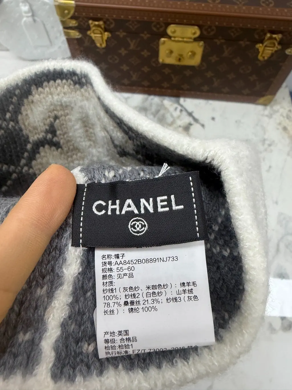 Chanel Grey Cashmere Hat Grey Cashmere Never worn, with tag - Model View