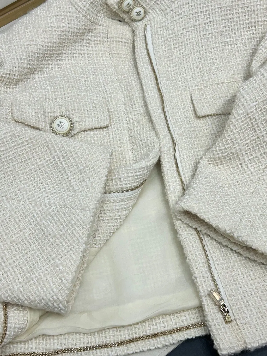Chanel 19B Métiers D'art Tweed Jacket MultiColor Tweed Very good - Model View