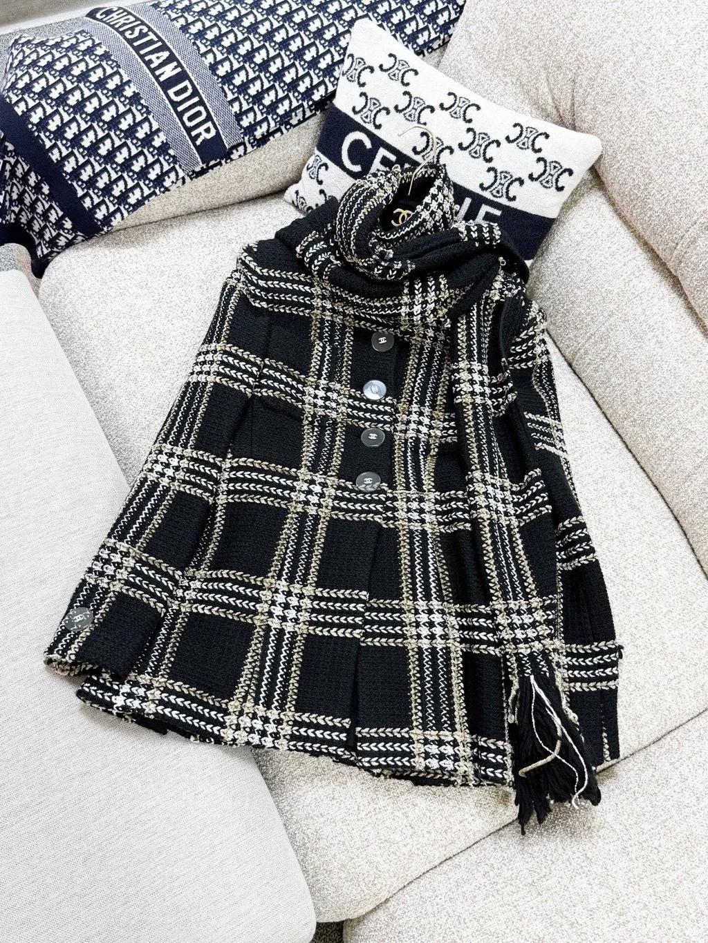 Chanel 17 Métropole Tweed Jacket MultiColor Tweed Very good - Model View
