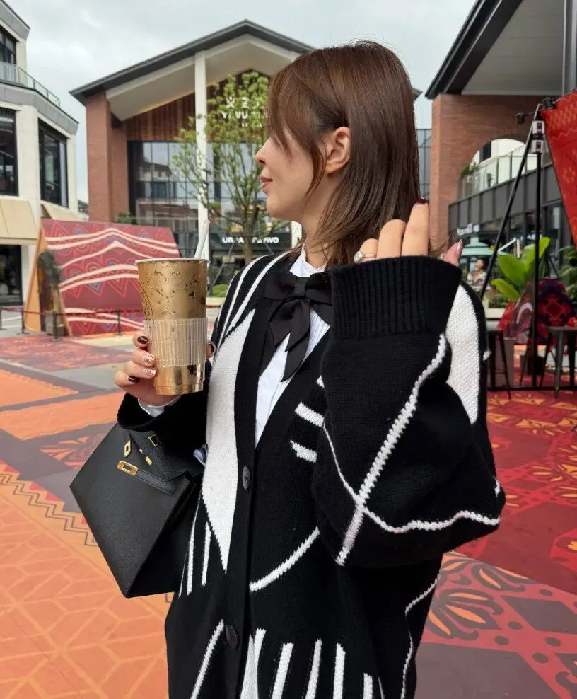 Hermès Black Cashmere Coat Black Cashmere Very good - Model View