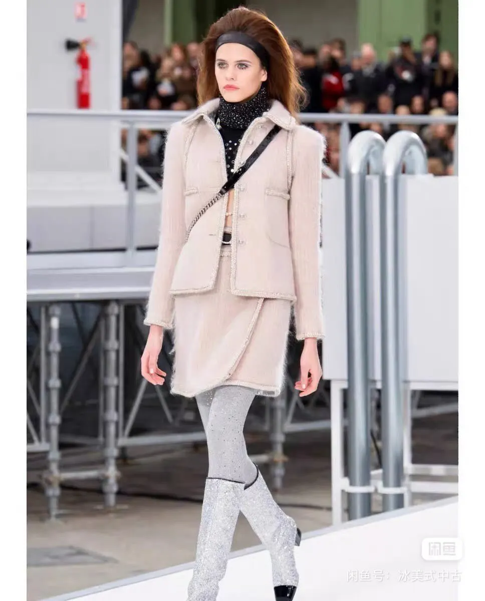 Chanel 17K Pink Tweed Skirt Pink Tweed Very good - Box View