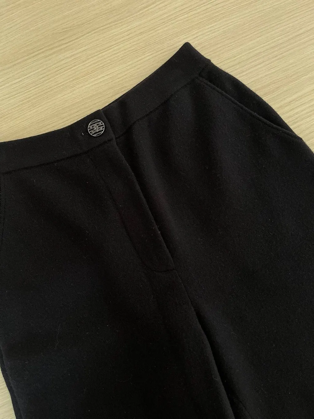 Chanel 21B Black Wool Trousers Black Wool Very good - Model View