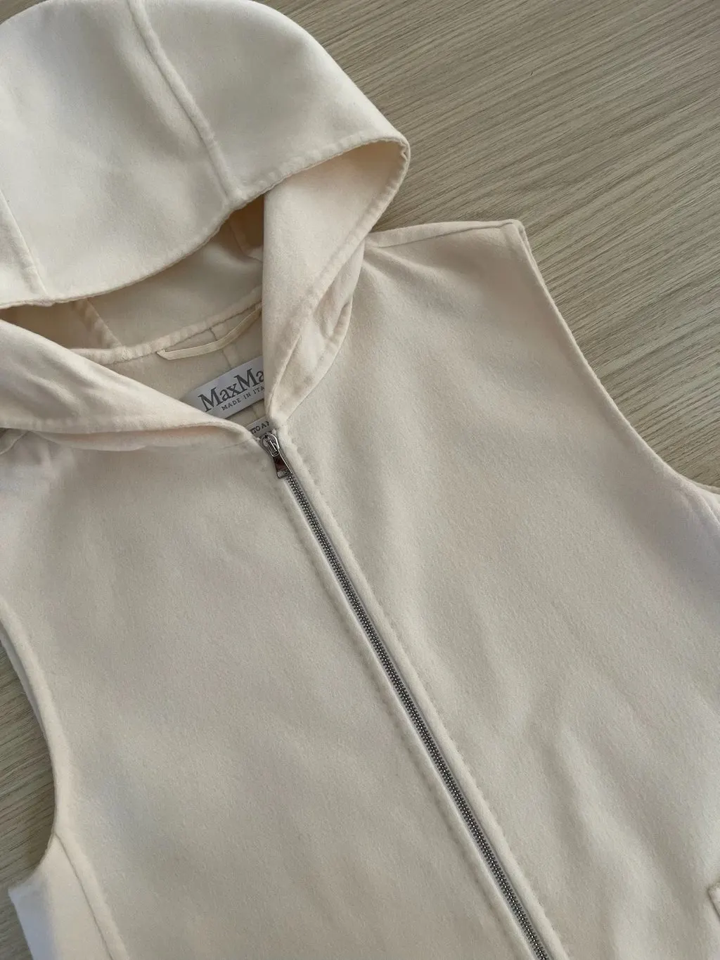 Max Mara White Cashmere Top White Cashmere Very good - Model View