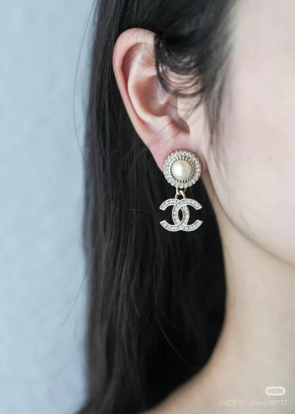 Chanel Gold Metal Earrings Gold Metal Very good - Model View