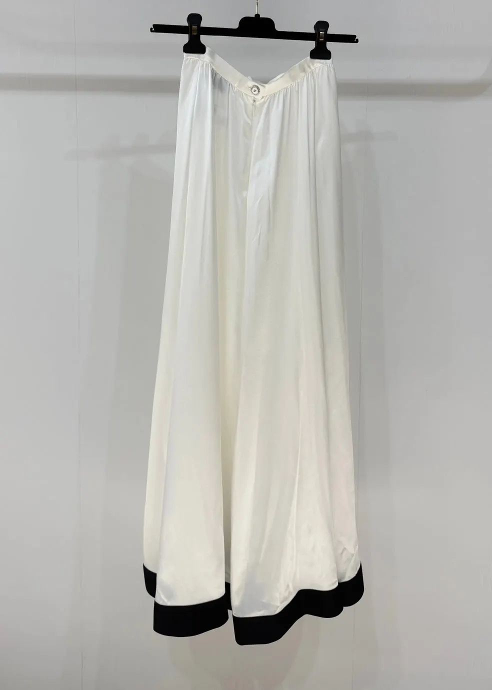 Chanel White Silk Skirt White Silk Never worn - Model View