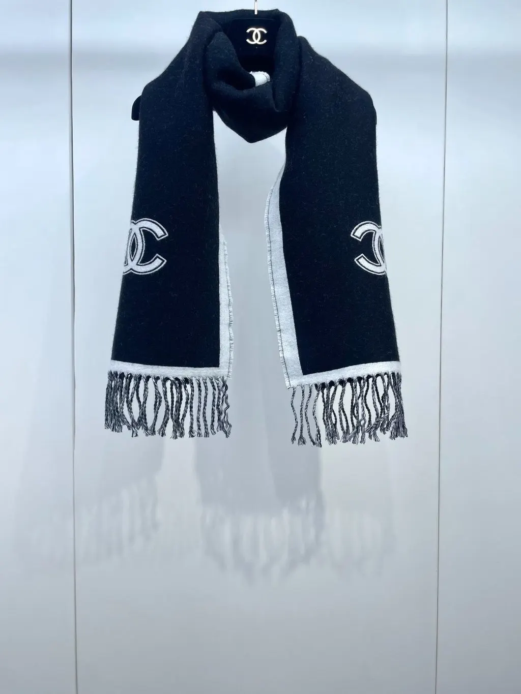 Chanel Cashmere Scarf MultiColor Cashmere Very good - Model View