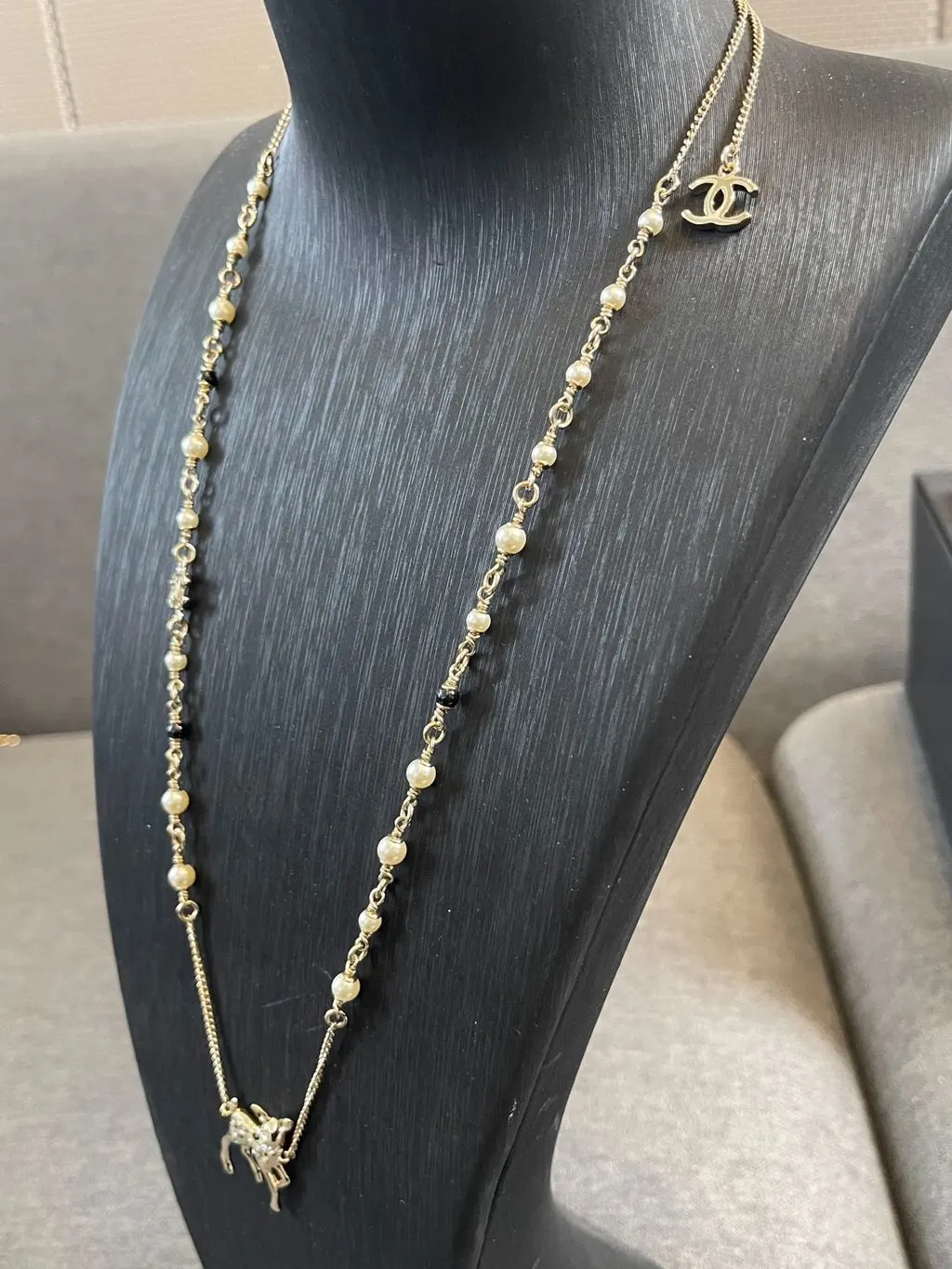 Chanel Coco Crush Gold Pink Bracelet Gold Very good - Model View