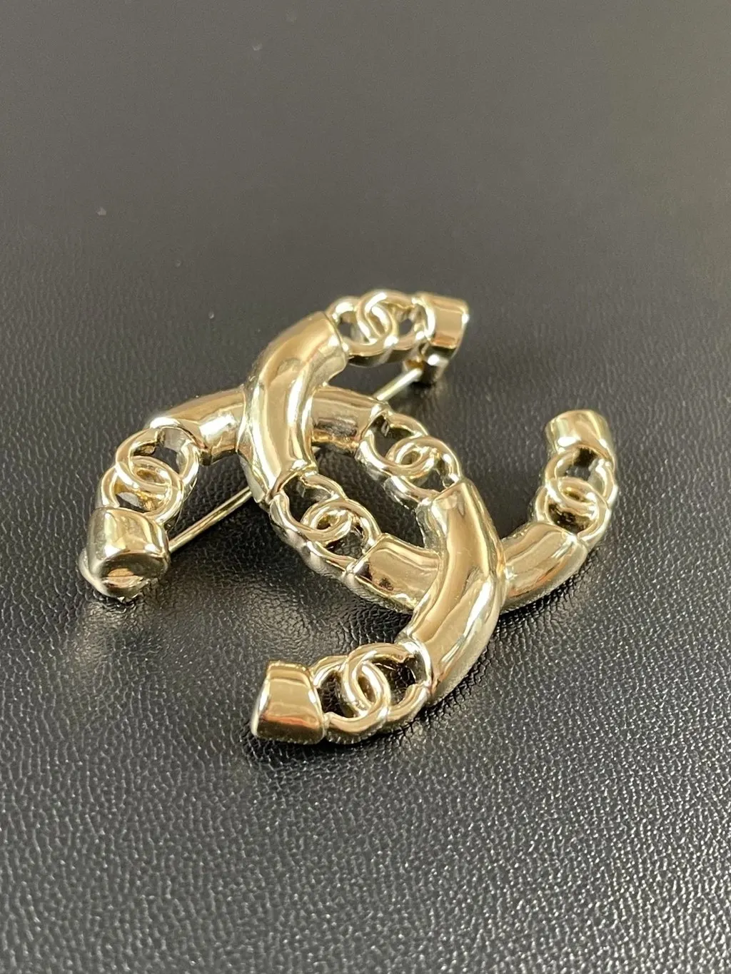 Chanel Gold Metal Brooch Gold Metal Very good - Model View