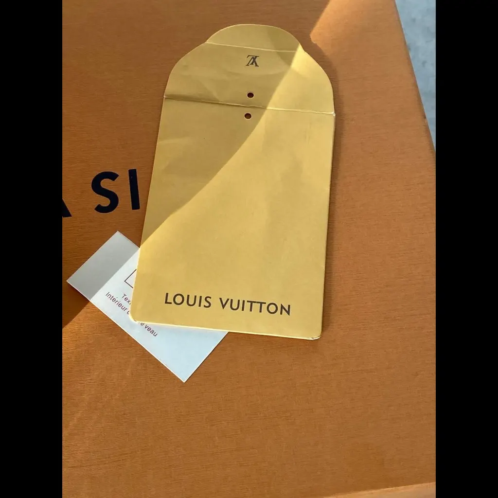 Louis Vuitton Talon Louis Vuitton Beige Leather Never worn, with tag - Model View