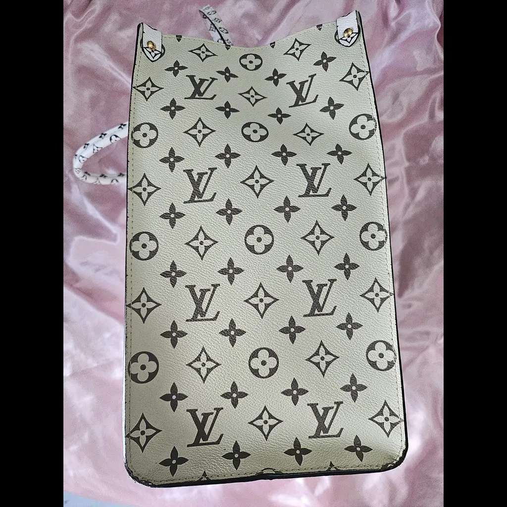 Louis Vuitton On The Go GM MultiColor Canvas Good - Model View
