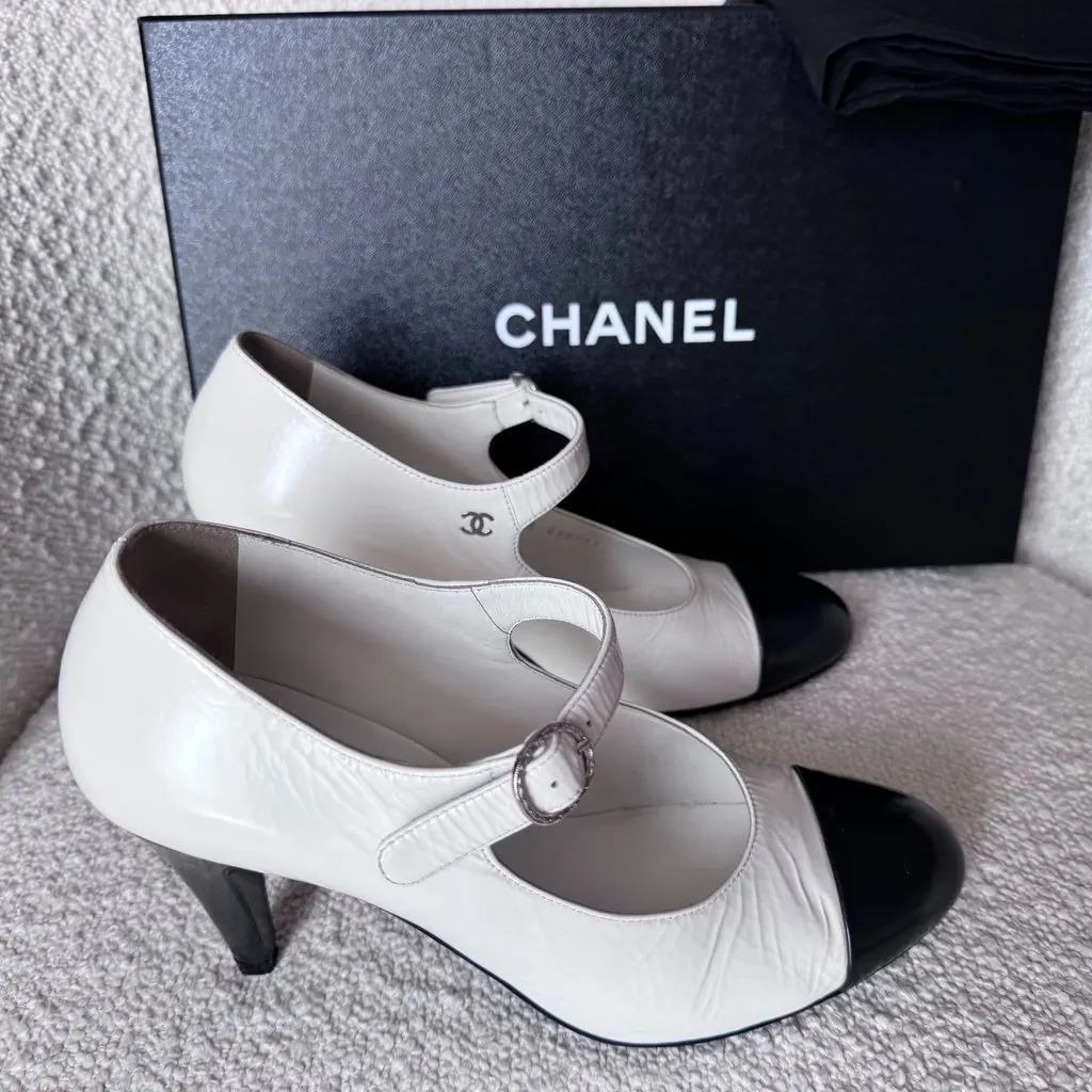Chanel Mary Janes White Leather Very good - Back View