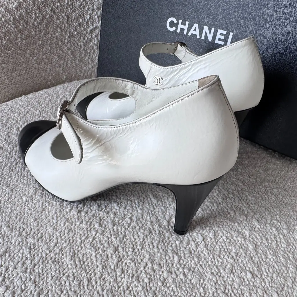 Chanel Mary Janes White Leather Very good - Model View