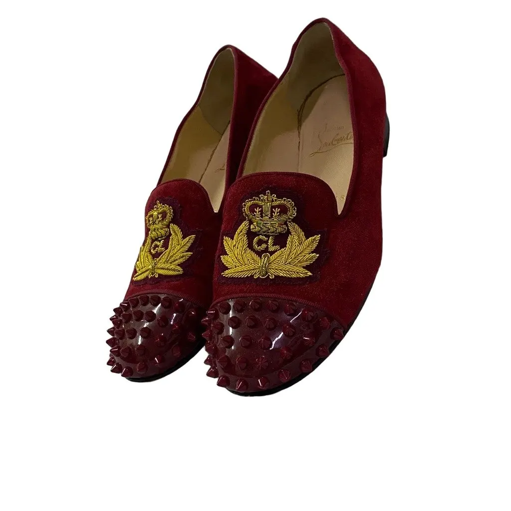 Christian Louboutin شمواه و جلد لامع Spiked كاب Toe Harvanana Smoking شبشب S