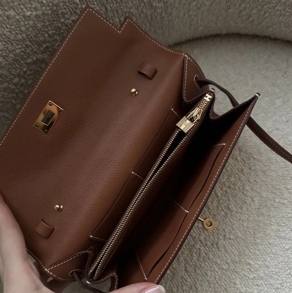 Hermès Kelly to go Brown Leather Never worn, with tag - Inside View