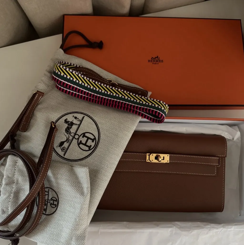 Hermès Kelly to go Brown Leather Never worn, with tag - Model View