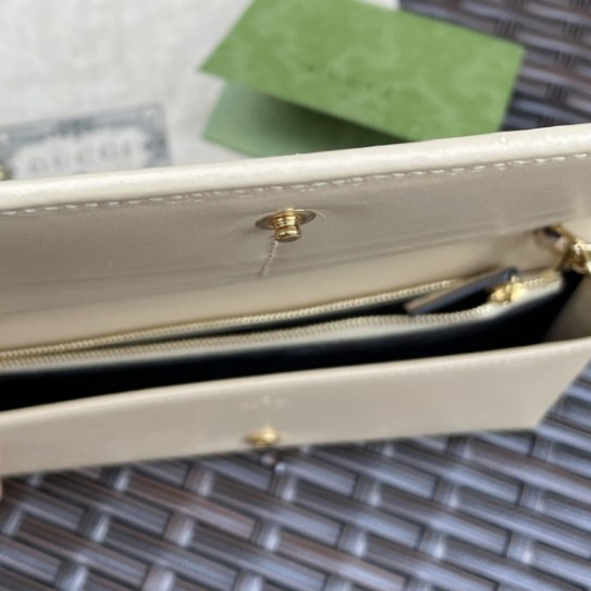 Gucci 1955 Horsebit WOC Beige Leather Gold Never worn - Model View