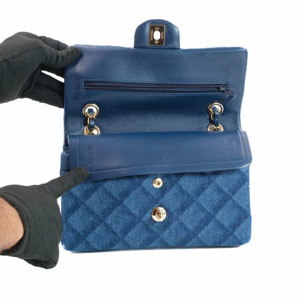 Chanel Classic Flap Bag - Detail 2