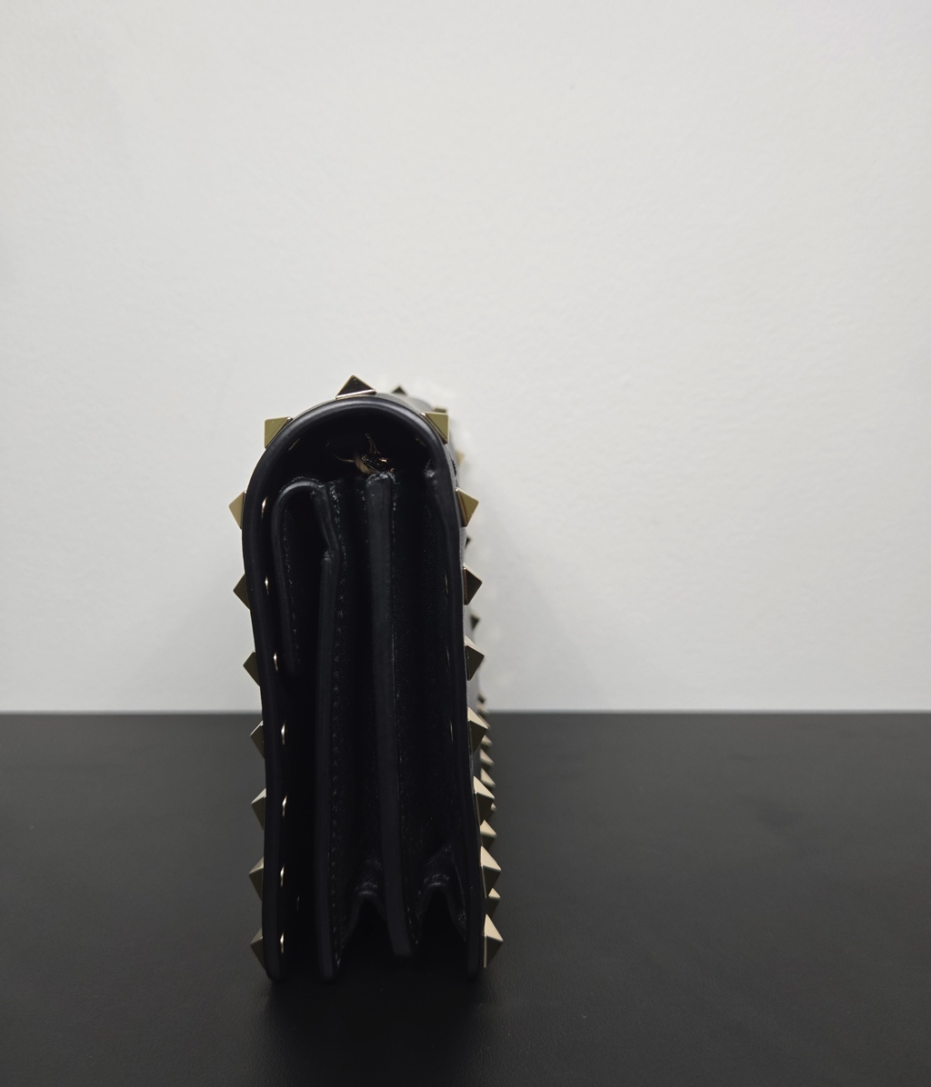 Valentino Garavani Leather Rockstud Chain Pouch - Image 6
