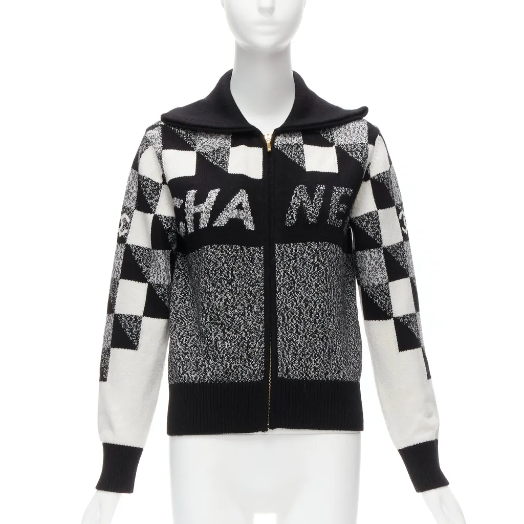 Chanel Graphic CC Cardigan Black Cashmere Never worn - Front View