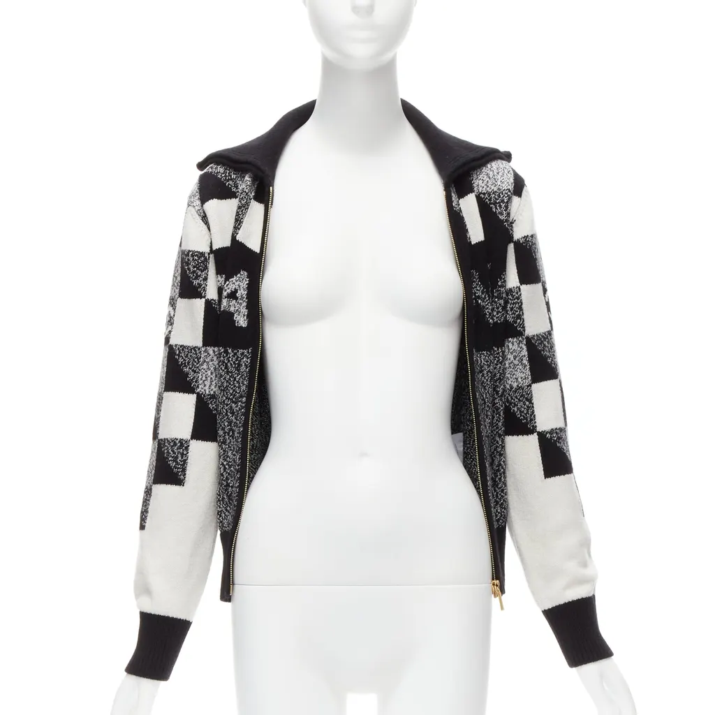 Chanel Graphic CC Cardigan Black Cashmere Never worn - Inside View