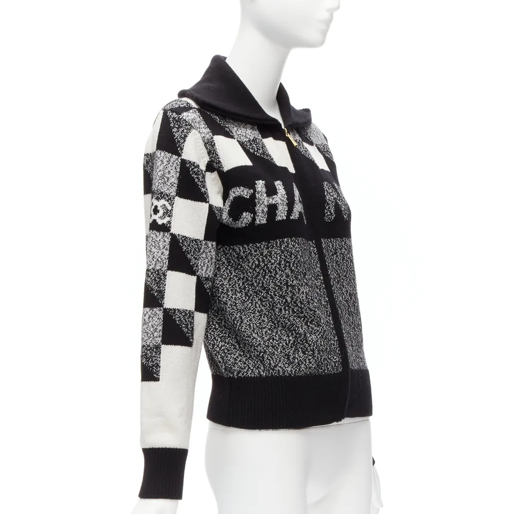 Chanel Graphic CC Cardigan Black Cashmere Never worn - Model View