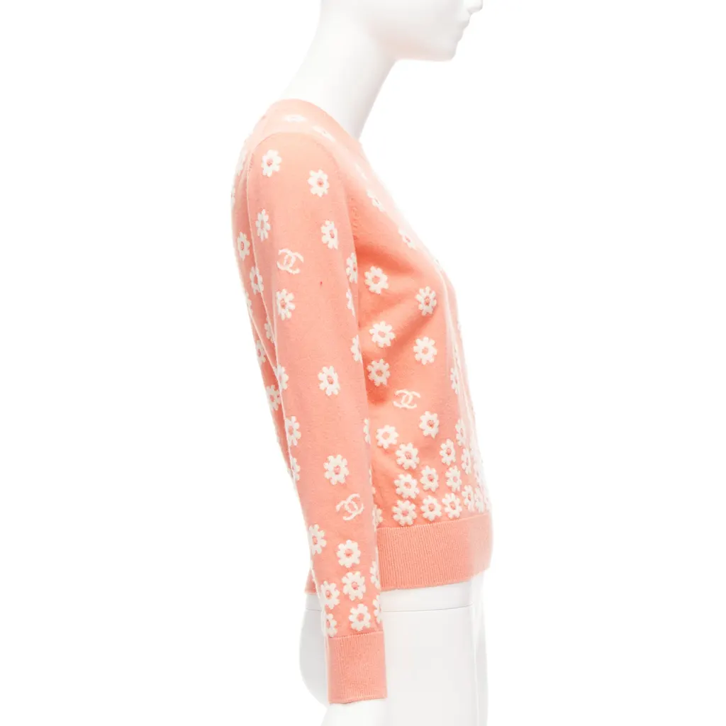 Chanel Floral CC Pullover Orange Cashmere Never worn - Model View