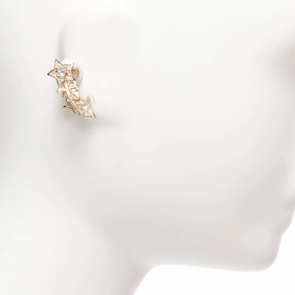 Chanel Shooting Star Earrings Gold Metal Never worn - Model View