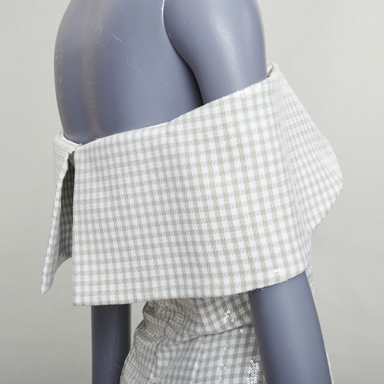 Markarian Regina - Back view