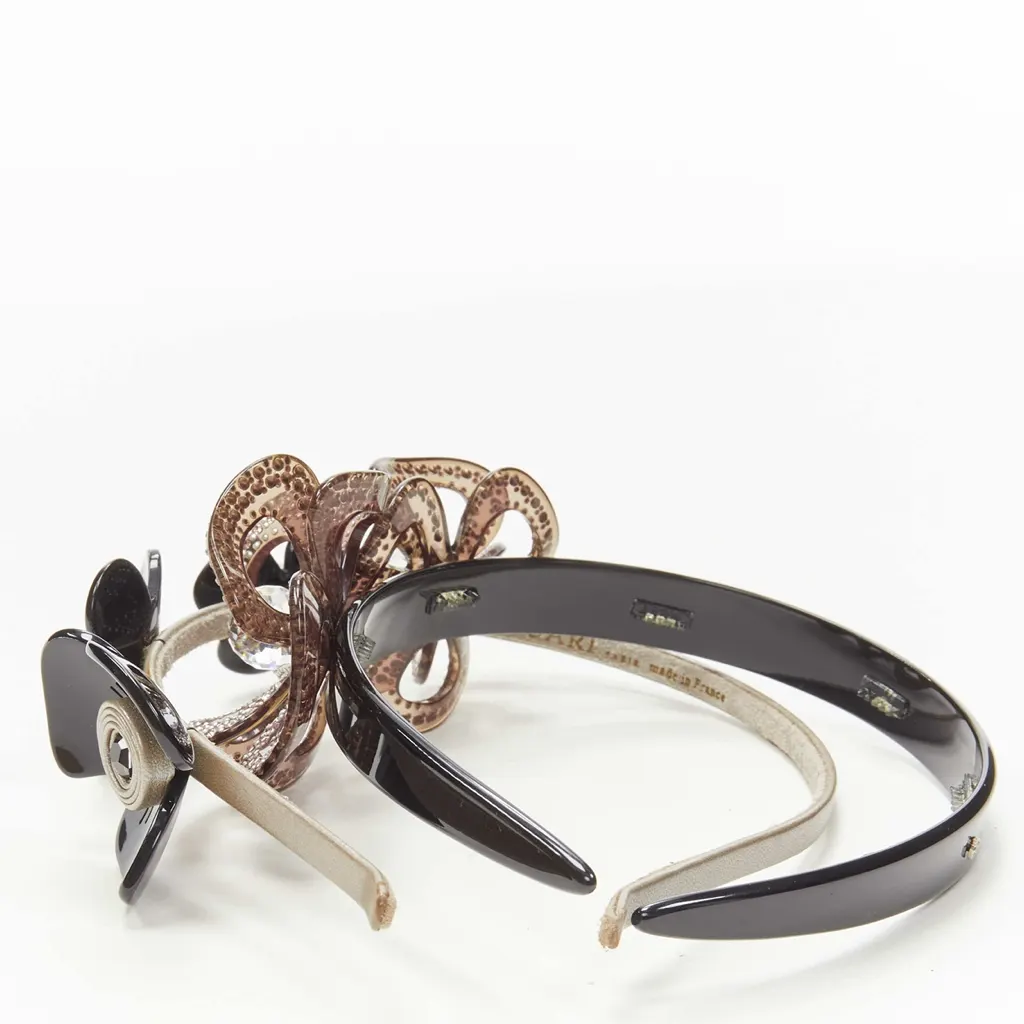 Unsigned Layered Flower Band Black Plastic Very good - Model View