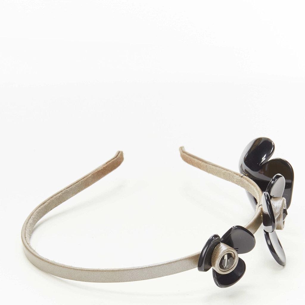 Unsigned / متعددة Layered Flower Band - Detail 1