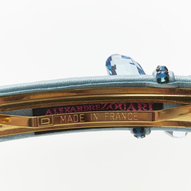 Unsigned / متعددة Butterfly Hair Clip - Side view