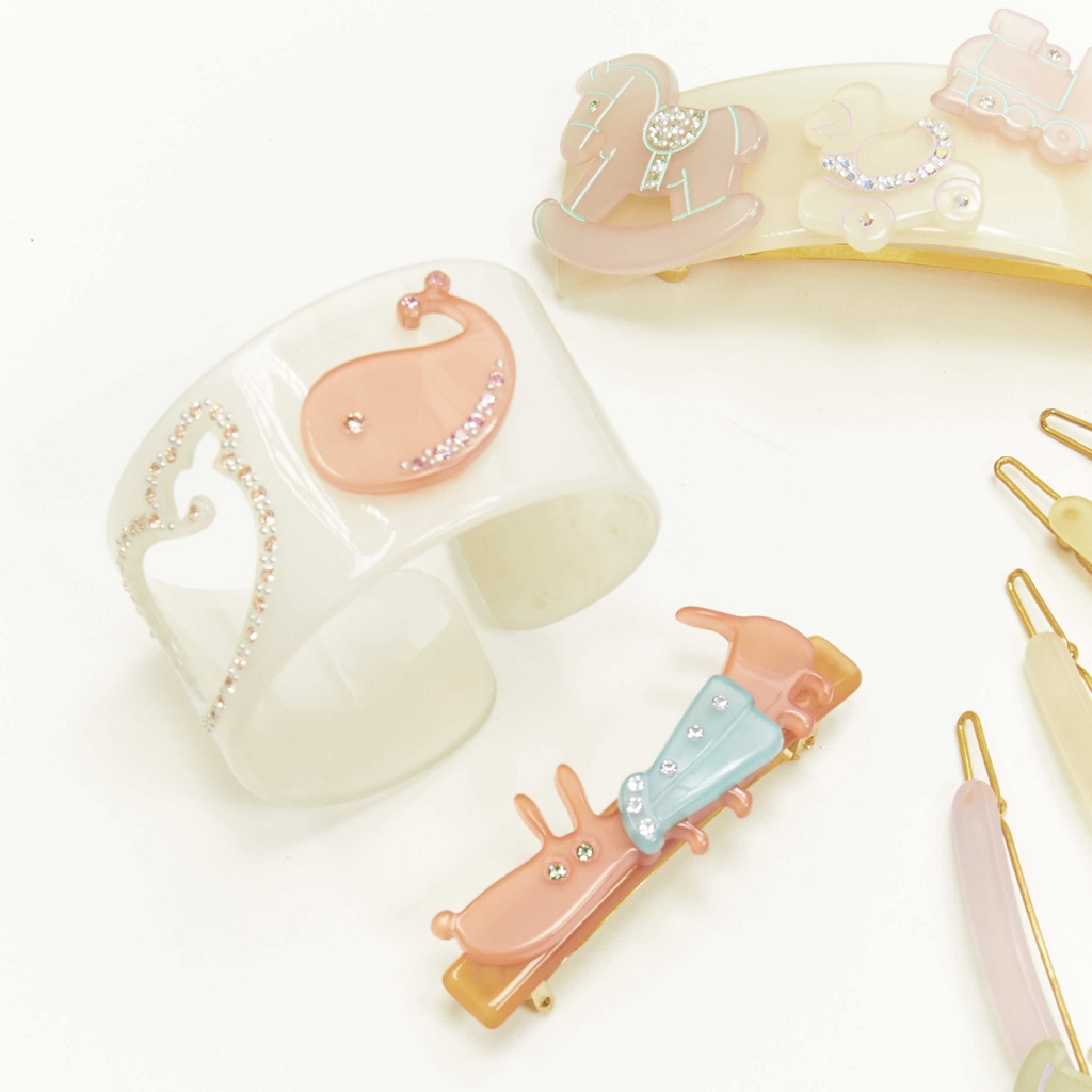 Unsigned / متعددة Horse Bangle Clip - Back view