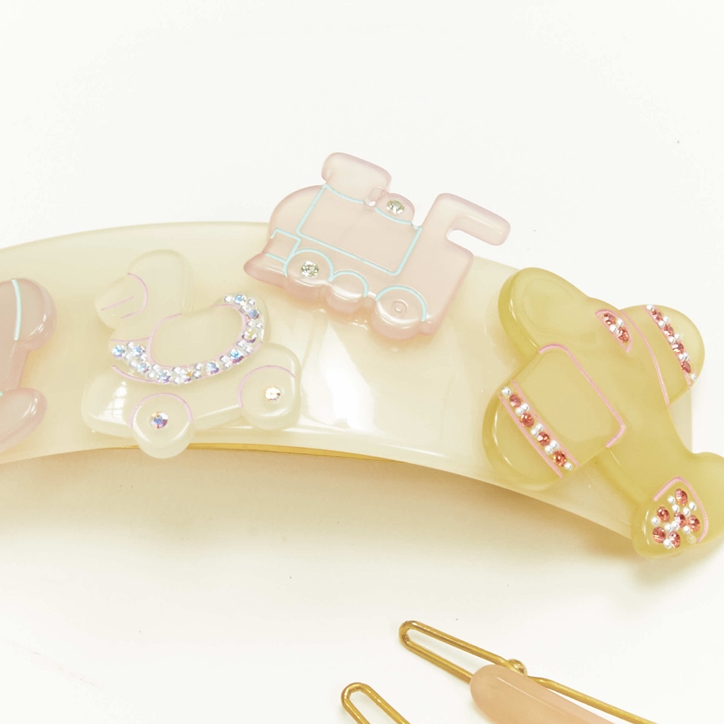 Unsigned / متعددة Horse Bangle Clip - Detail 2