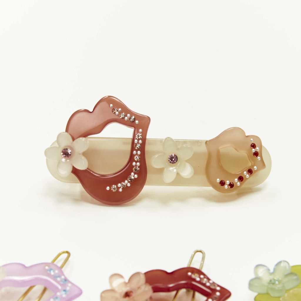 Unsigned / متعددة Lips Hair Clips - Back view