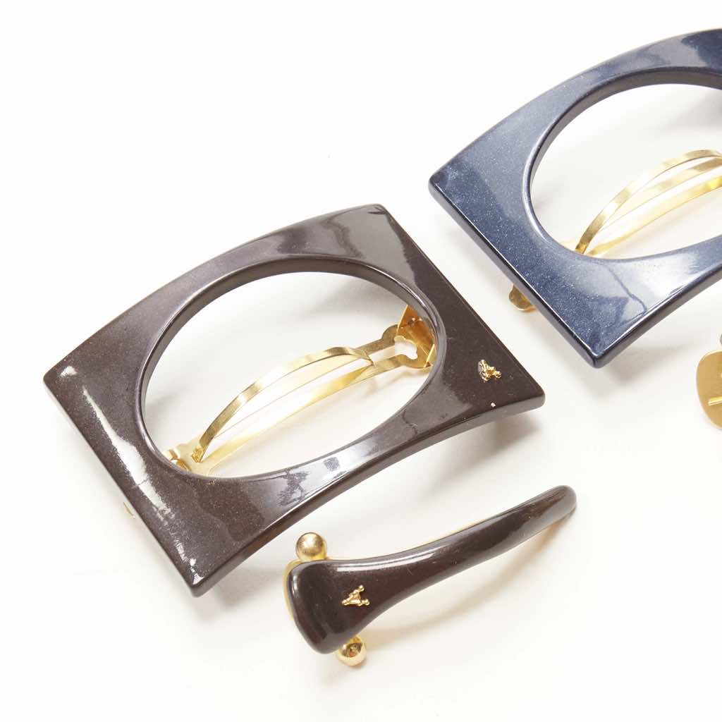 Unsigned / متعددة Square Acrylic Clip - Back view