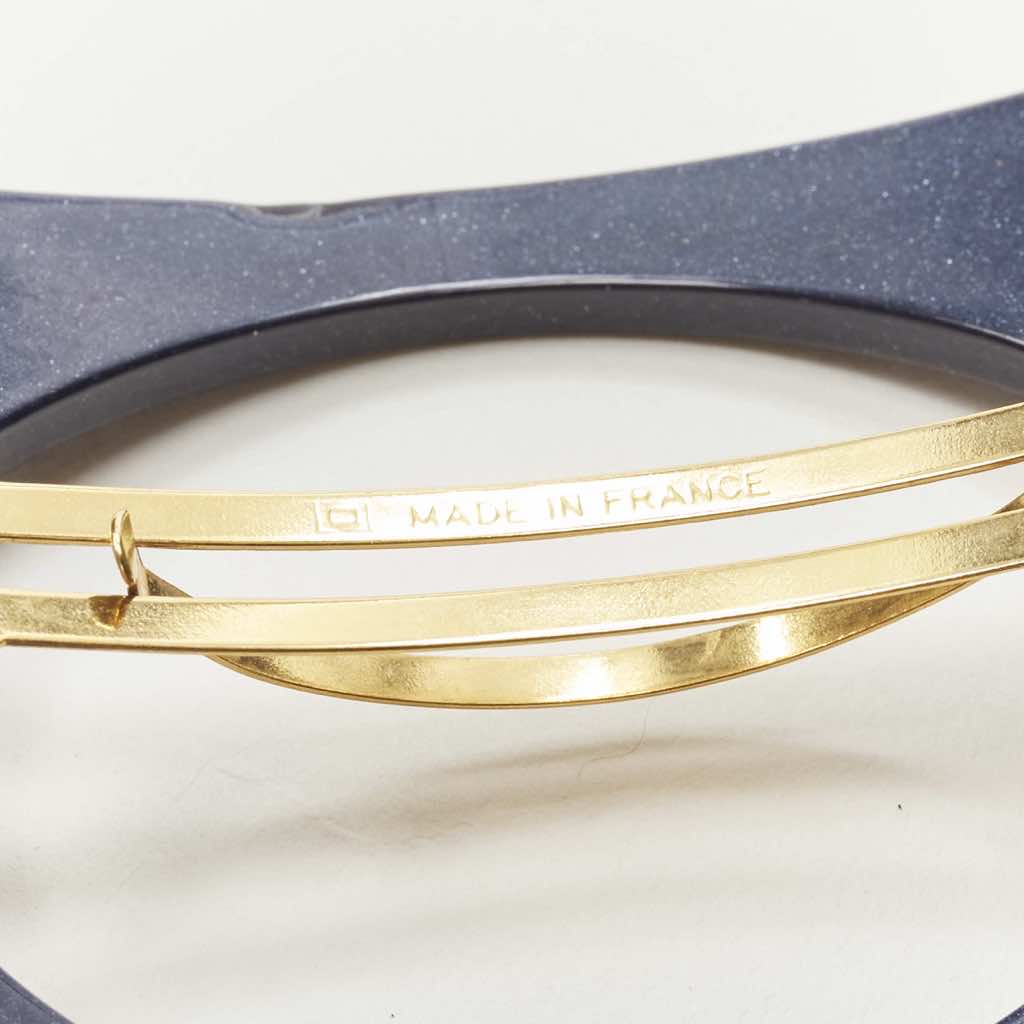 Unsigned / متعددة Square Acrylic Clip - Side view