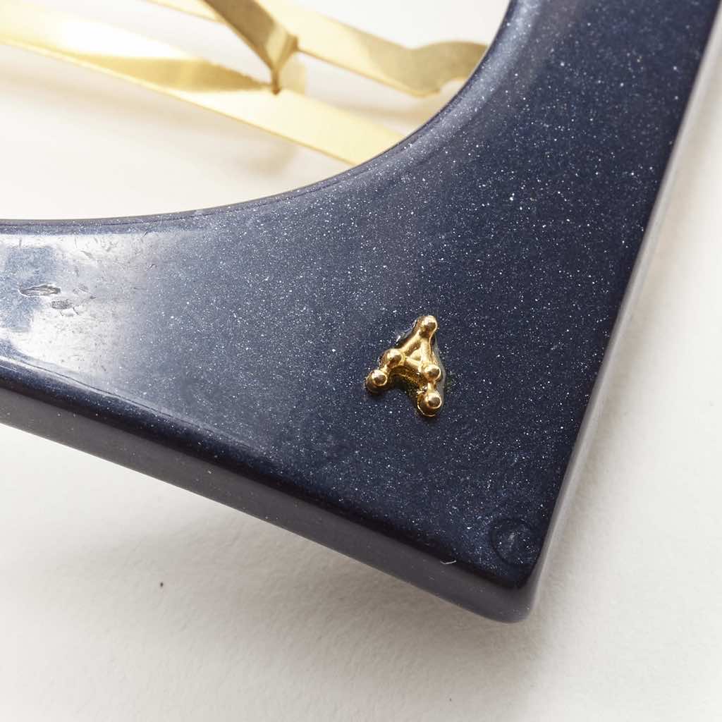 Unsigned / متعددة Square Acrylic Clip - Detail 1