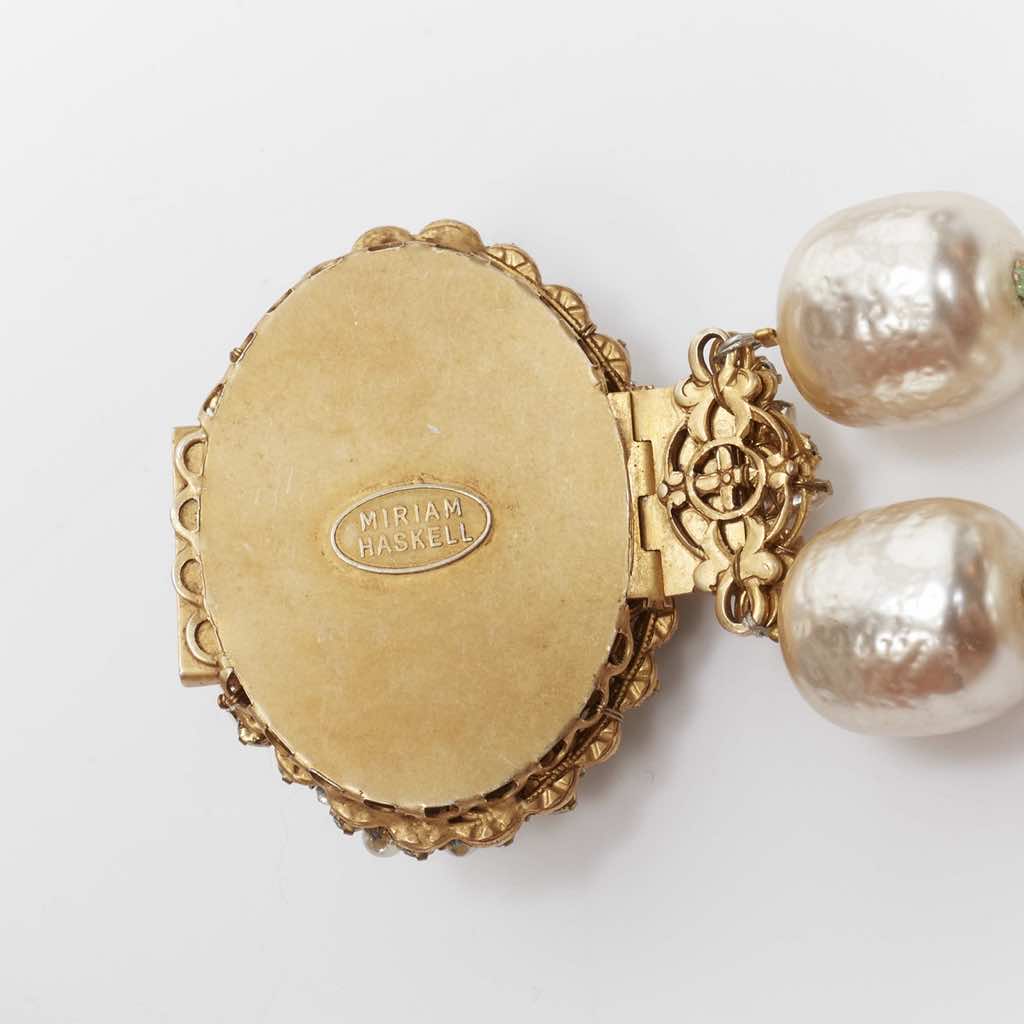 Unsigned / متعددة Baroque Faux Pearl Bracelet - Side view