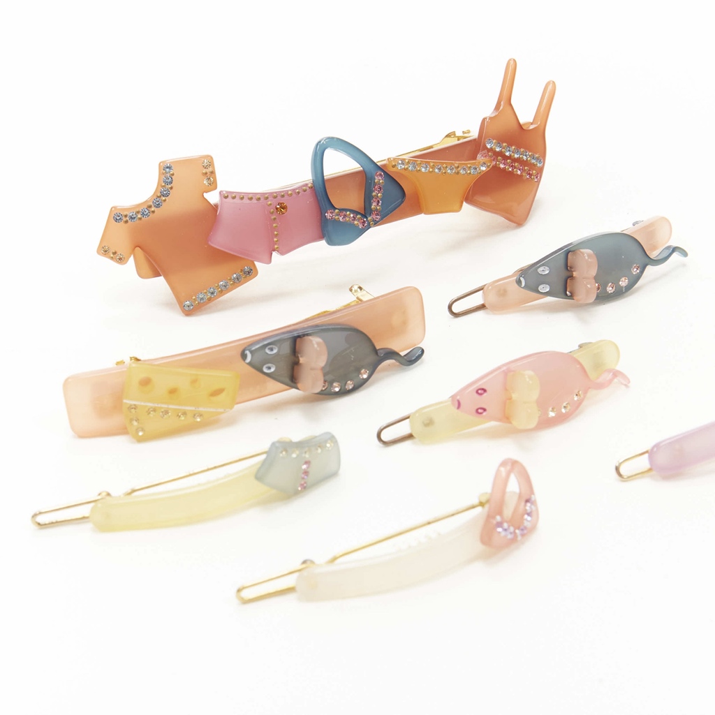 Unsigned / متعددة Pastel Acrylic Clips - Back view