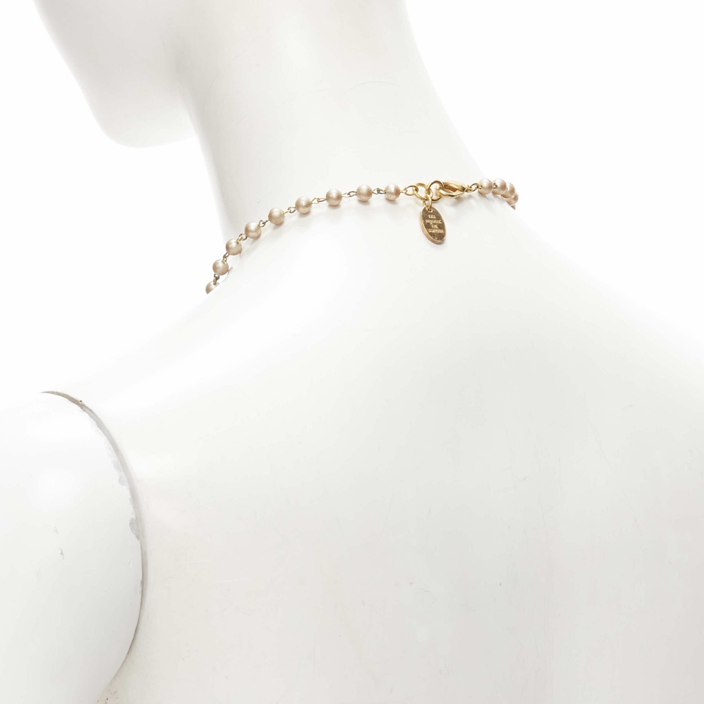 Unsigned / متعددة Statue Pearl Necklace - Side view