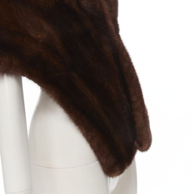 Unsigned / متعددة Brown Mink Fur Shawl - Detail 2