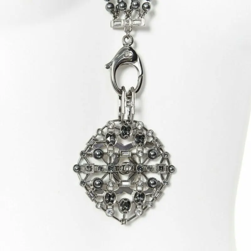 Chanel Triple Pearl Necklace Grey Metal Never worn - Model View