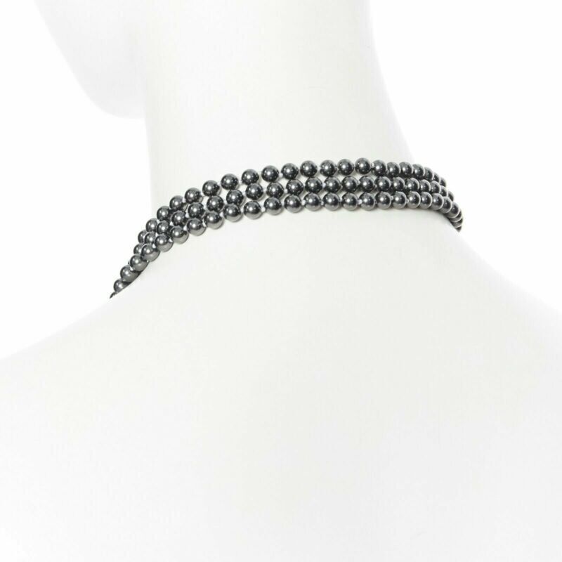 Chanel Triple Pearl Necklace - Detail 1