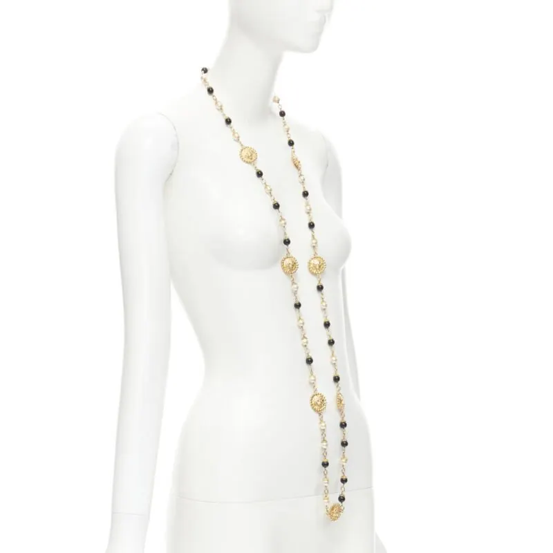 Chanel Lion Head Necklace Gold Metal Very good - Model View