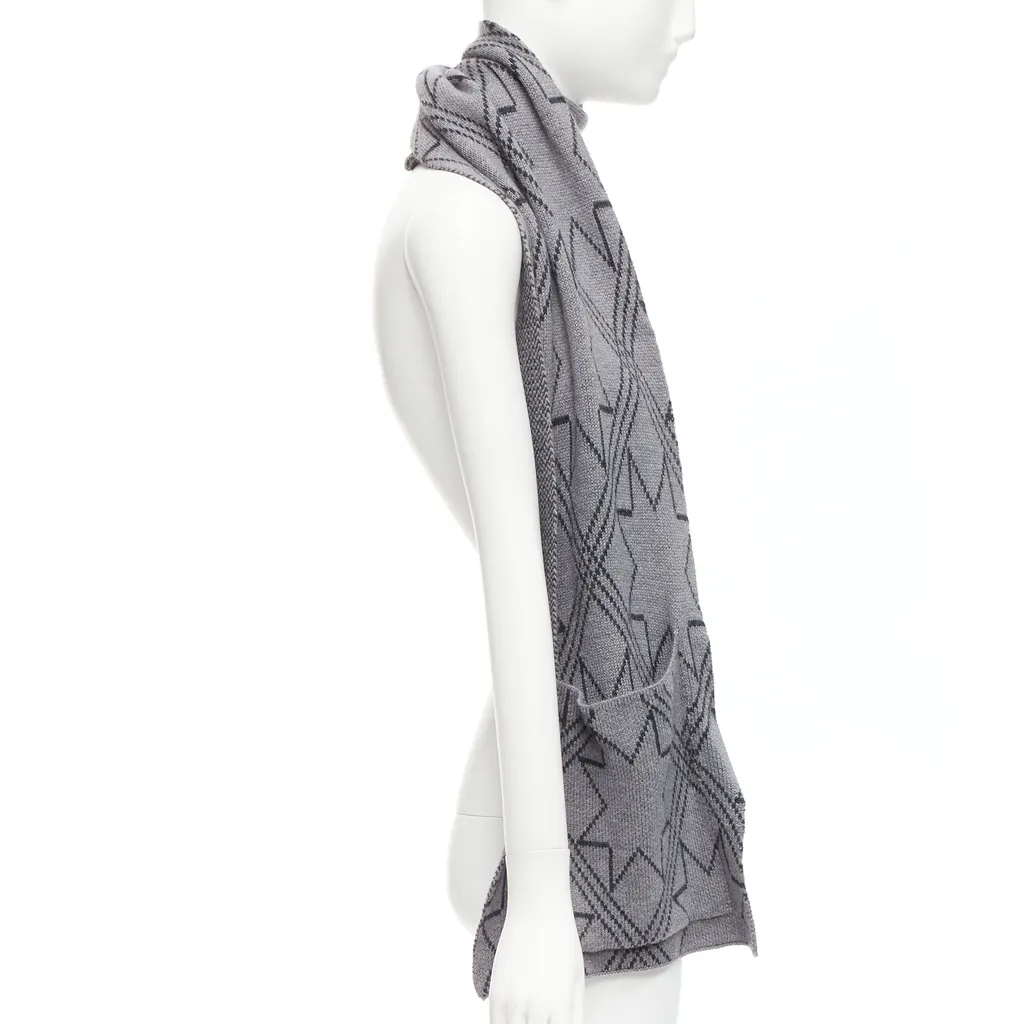 Thom Browne Graphic Star Scarf Grey Very good - Model View