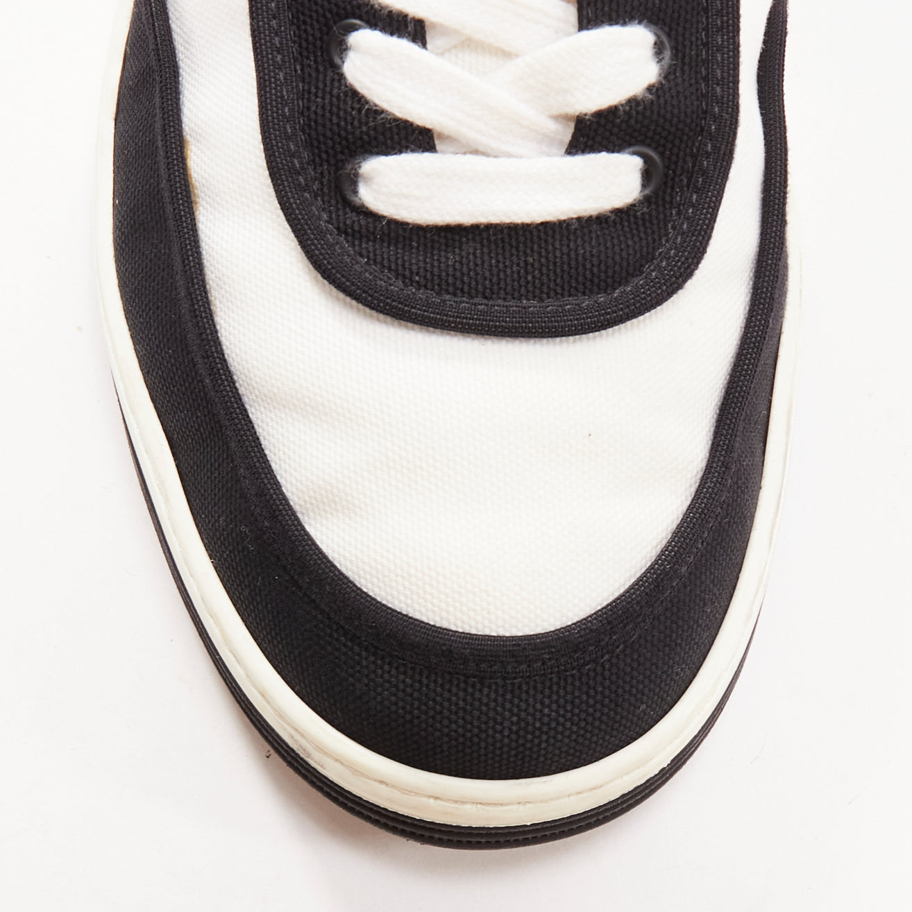 Chanel CC Logo Sneakers - Detail 1
